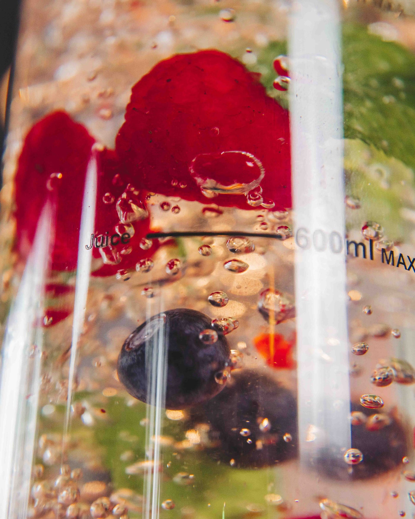 Close-up van bubbels, fruit en kruiden in de Fizz Maker